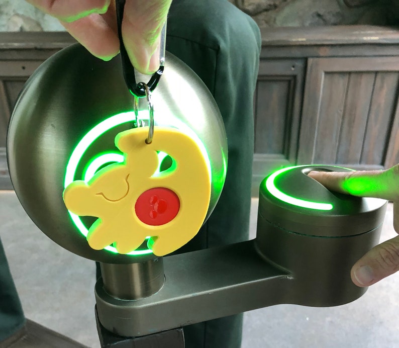 Disney MagicBand 2.0 Icon Puck Holder Keeper Toy Emperor Magic Band Buddy