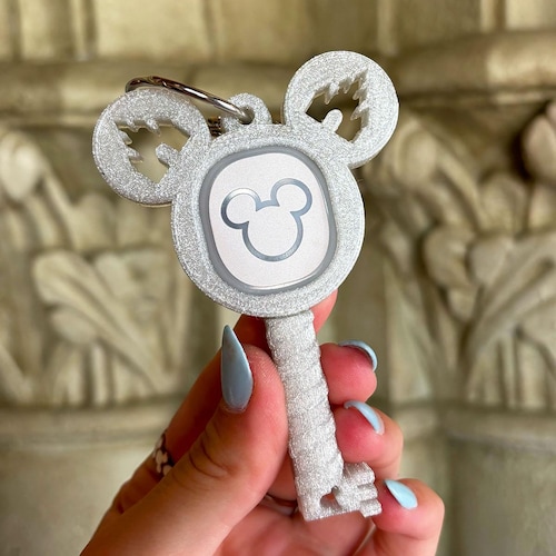 Silver Key Magic Band Buddy - Disney Magicband+ Plus Puck Holder