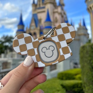 Checkered Mouseketeer Hat Magic Band Buddy Plus - Disney MagicBand+ Plus Puck Holder Icon Keeper