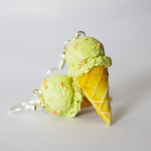 Oorbellen pistache-ijsje, oorbellen van polymeerklei, voedseloorbellen, voedselsieraden, ijs, dessertsieraden, ijsoorbellen