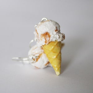 Butterscotch Ripple Ice Cream Cone-oorbellen: met de hand gevormde polymeerklei