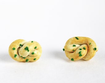 Garlic Knot Stud Earrings! Polymer Clay, Stud Earrings, Garlic Charms, Bread Jewelry, Bread Earrings, Food Jewelry, Garlic Earrings