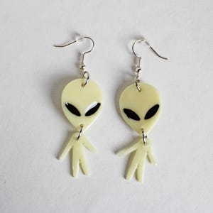 Glow in the Dark Alien Ohrringe, Polymer Clay Ohrringe, Halloween Ohrringe, Alien Schmuck, Alien Kopf, Aliens