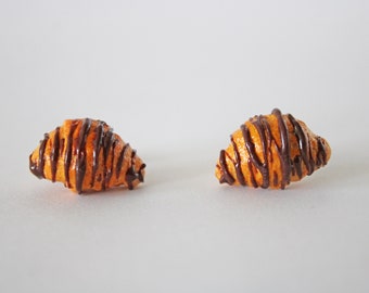 Boucles d’oreilles Croissant au chocolat Stud, Nourriture miniature, Charmes en argile polymère, Boucles d’oreilles alimentaires, Croissant, Boucles d’oreilles pâtisserie, Charme Croissant au chocolat