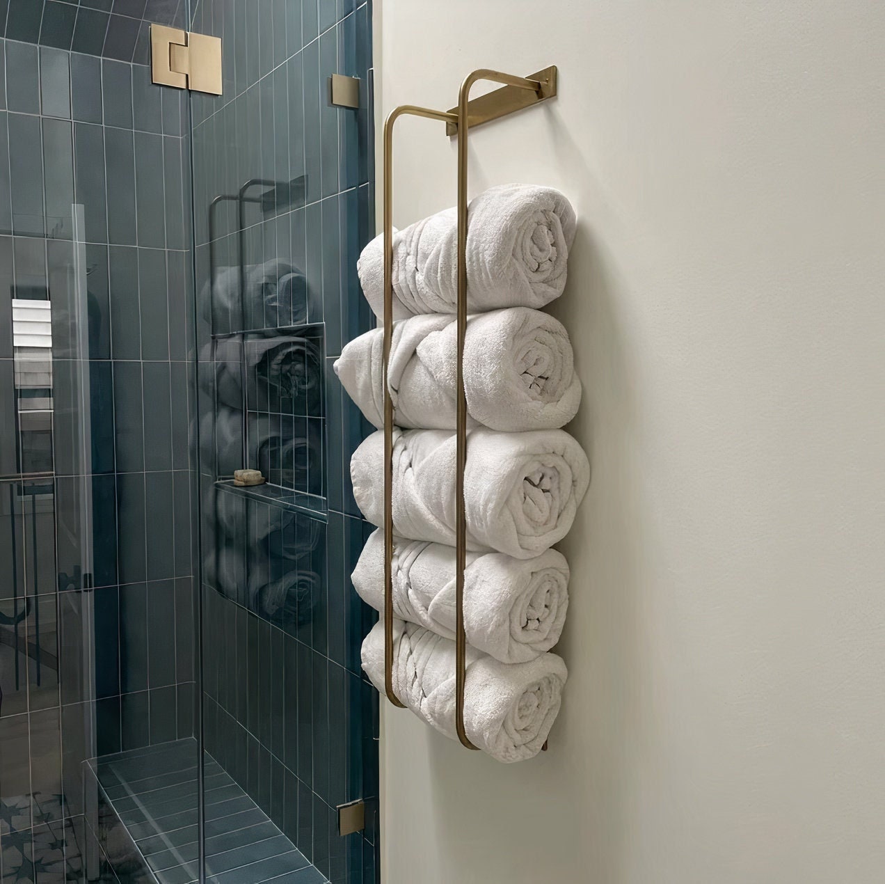 Étagère de rebord de l'organisateur de salle de bain, bacs de rangement  muraux avec porte-serviettes, panier de rangement mural pour baignoire