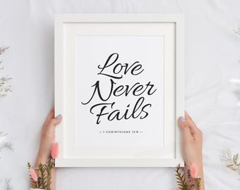 Arte murale della Bibbia cristiana, L'amore non viene mai meno, 1 Corinzi 3:8, DOWNLOAD DIGITALE, Stampabile, Scrittura