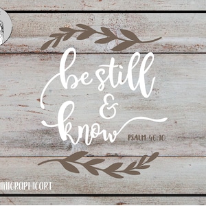 Könnte beinhalten: Weißer Schriftzug auf einem verwitterten Holzgrund: "be still & know" und "Psalm 46:10". Braune Blätter umrahmen den Text. Das Bild ist schwarz umrandet, mit einem Logo in der oberen linken Ecke.