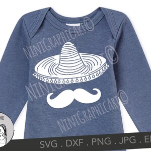 Pu&ograve; includere: Un body a maniche lunghe blu m&eacute;lange con una stampa grafica bianca raffigurante un cappello sombrero posizionato sopra un paio di baffi stilizzati. Il capo presenta uno scollo rotondo e bordi a coste lungo il colletto e le cuciture delle spalle.