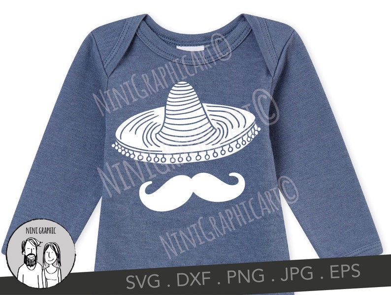 Pu&ograve; includere: Un body a maniche lunghe blu m&eacute;lange con una stampa grafica bianca raffigurante un cappello sombrero posizionato sopra un paio di baffi stilizzati. Il capo presenta uno scollo rotondo e bordi a coste lungo il colletto e le cuciture delle spalle.