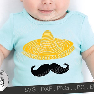 Pu&ograve; includere: Un body per neonati azzurro con una grafica gialla di un sombrero e una grafica nera di un paio di baffi al centro del petto. Il design &egrave; semplice e chiaro, mettendo in risalto le due icone distinte stampate sul tessuto del capo.