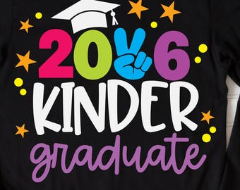 Kinder Grad 2026 SVG / Camiseta de graduado de kindergarten / Clase de 2038 PNG / Archivo Cricut del último día de kindergarten