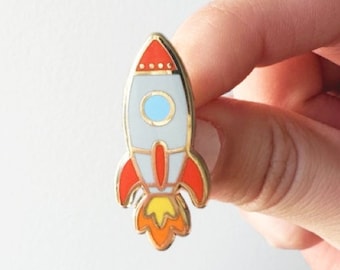 Pin de cohete, pin de transbordador espacial, pin espacial, pin de la NASA, pin de astronauta, cohete espacial, pin de esmalte espacial, encuentro cósmico, pin de galaxia, cohete espacial, pin solar