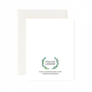 K&ouml;nnte beinhalten: Eine wei&szlig;e Karte mit einem Kranz aus lila Blumen und gr&uuml;nen Bl&auml;ttern. Der Text "Tickle Me Lavender" befindet sich in der Mitte des Kranzes. Unter dem Kranz steht der Text "Funny Illustrated Cards & Gifts TickleMeLavender.com".