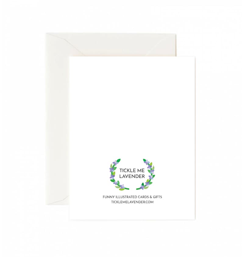 K&ouml;nnte beinhalten: Eine wei&szlig;e Karte mit einem Kranz aus lila Blumen und gr&uuml;nen Bl&auml;ttern. Der Text "Tickle Me Lavender" befindet sich in der Mitte des Kranzes. Unter dem Kranz steht der Text "Funny Illustrated Cards & Gifts TickleMeLavender.com".