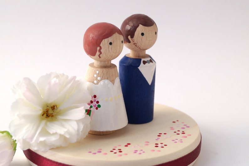 34 Cake Topper Ideen für deine Hochzeit - von personalisiert bis lustig Personalisierter Cake Topper Hochzeitstorte Bild 1