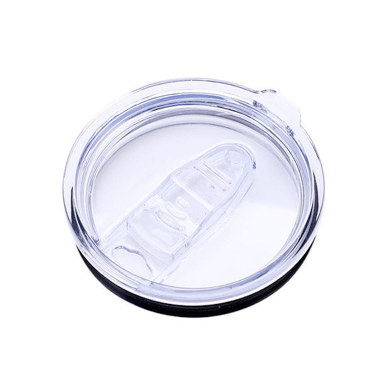 Puede incluir: Una tapa de pl&aacute;stico transparente con un borde negro y un peque&ntilde;o deslizador de pl&aacute;stico transparente. La tapa est&aacute; dise&ntilde;ada para una taza de viaje o un vaso.