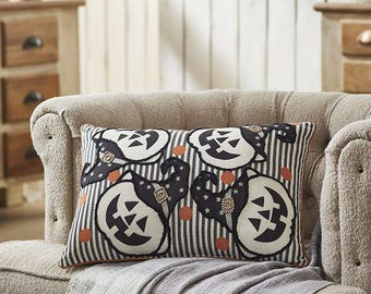Cojín de Halloween a rayas con diseño de brujas juguetonas de estilo vintage