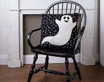 Cojín vintage de algodón negro con forma de fantasma y estrellas
