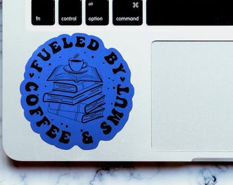 Sticker Fueled by Coffee and Smut: sticker boekenliefhebber