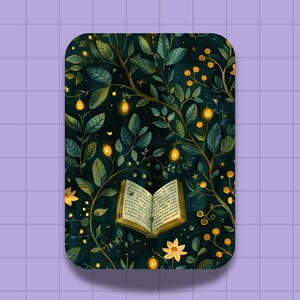 Puede incluir: Una pegatina rectangular con un libro abierto con páginas doradas, rodeado de follaje verde oscuro, flores amarillas y luces brillantes. El diseño tiene una estética caprichosa y de cuento de hadas.