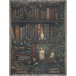 Puede incluir: Una manta tejida con una ilustración detallada de una estantería llena de libros antiguos. El diseño incluye velas encendidas, enredaderas y pequeñas flores, creando una estética vintage y acogedora. La paleta de colores está dominada por azules oscuros, marrones y verdes.