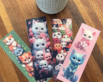 Op de afbeelding: Set van vier bladwijzers met kleurrijke illustraties van katten. De bladwijzers zijn gedrukt op stevig papier en hebben een matte afwerking. De ontwerpen omvatten een groep katten, een enkele kat met een bloemenkrans, een enkele kat met een strik en een enkele kat met een bloemenkrans.