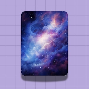 以下が含まれることがあります： 青、紫、ピンクの渦巻く雲が、きらめく白い星で散りばめられた、鮮やかな星雲です