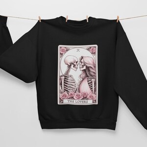 Sudadera con la Carta del Tarot de los Enamorados: Jersey de bruja con esqueletos de amantes. Camiseta unisex acogedora de San Valentín, ocultismo y gótico.