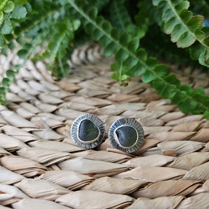 Brincos de pino em prata de lei 925 com vidro marinho verde-escuro e design Sunburst.