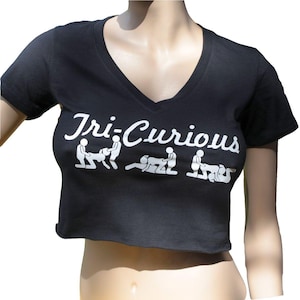 Tri-Curious - Threeway Trio Hotwife Swinger Throuple Triad-zeefdruk op dames crop top met V-hals