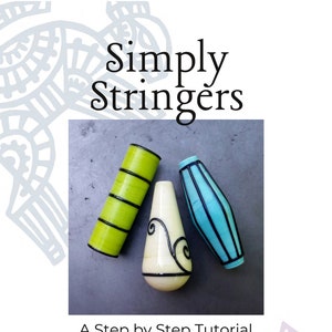 Peut inclure: Trois perles en verre faites à la main dans différentes couleurs et motifs. Les perles sont vertes, blanches avec des volutes noires et bleues avec des rayures noires. Les perles sont sur une surface grise. Simply Stringers Un tutoriel étape par étape par Holly Cooper