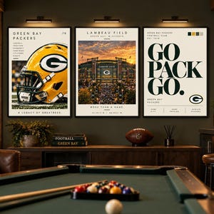 Peut inclure: Trois affiches murales encadrées sur le thème des Green Bay Packers. L'affiche de gauche montre un casque de football américain jaune, celle du centre représente le Lambeau Field au coucher du soleil, et celle de droite affiche le texte GO PACK GO.