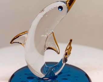 きらめくクリスタル コレクターの像に彫刻された優雅なシマイルカ