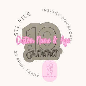 Puede incluir: Un archivo STL gris listo para imprimir en 3D con el número 10 y la palabra "Summer" en una fuente cursiva. El texto "Custom Name & Age" está en rosa. La imagen también incluye el texto "STL FILE", "INSTAND DOWNLOAD" y "3D PRINT READY".