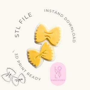 Pode incluir: Duas formas de massa farfalle amarelas com bordas brancas. O texto "STL FILE", "INSTANT DOWNLOAD" e "3D PRINT READY" circunda a massa. Há também um logotipo oval rosa com as palavras "LOVELY EMBOSSERS".