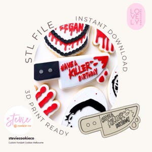 Peut inclure: Une collection de biscuits décorés aux motifs d'horreur, incluant un biscuit en forme de couteau avec le texte HAVE A KILLER BIRTHDAY en glaçage rouge, un biscuit en forme de main avec du glaçage rouge et un biscuit circulaire noir et rouge.