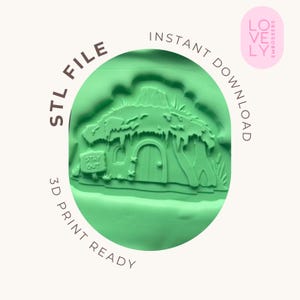 Puede incluir: Un molde impreso en 3D de color verde claro con un relieve detallado de una pequeña cabaña con techo de paja, una puerta redondeada y un letrero que dice STAY OUT. El diseño circular incluye el texto STL FILE, INSTANT DOWNLOAD y 3D PRINT READY.