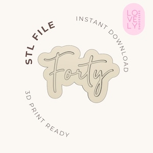Puede incluir: Un cortador de galletas beige con la palabra Forty en una fuente cursiva. El texto STL FILE, INSTANT DOWNLOAD y 3D PRINT READY está dispuesto en un patrón circular alrededor de la forma central, con un logotipo rosa en la esquina.