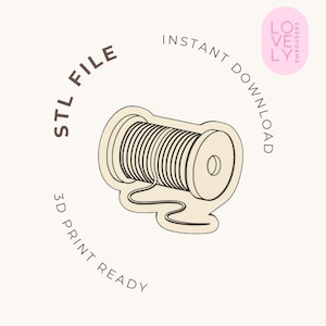 Può includere: Un'illustrazione digitale di una bobina di filo con riempimento color crema e contorni marrone scuro. Il testo recita STL FILE, INSTANT DOWNLOAD e 3D PRINT READY. Un logo ovale rosa nell'angolo contiene il testo LOVELY EMBOSSERS.