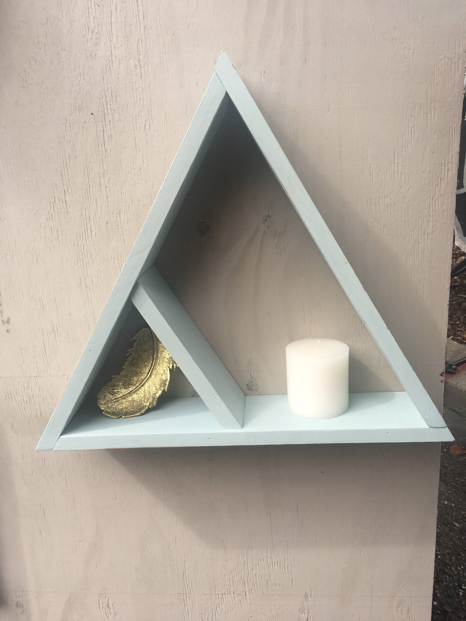 estantes de madera triangular