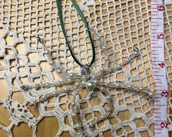 Adorno de araña con cuentas