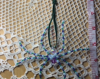 Adorno de araña con cuentas azules, verdes y blancas