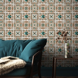 Könnte beinhalten: Ein blaues Sofa mit zwei Kissen und einem Kunstfellüberwurf vor einer Wand mit brauner und blauer Tapete. Ein kleiner brauner Beistelltisch mit einer Vase mit Trockenblumen steht neben dem Sofa.