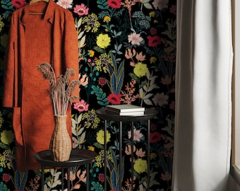 Op de afbeelding: Een zwarte achtergrondbehang met een bloemenpatroon met kleurrijke bloemen, bladeren en wijnstokken. Het behang heeft een vintage esthetiek en is perfect om elke kamer een vleugje natuur te geven.