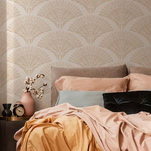 Art Deco Wallpaper with a Stylized Fan Motif in Beige and Cream - C545