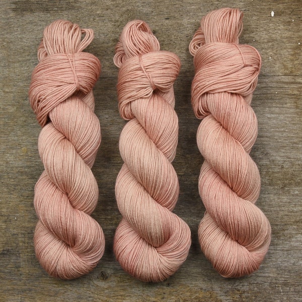 Pure Merino * Dyed to order * Hand dyed fingering weight yarn, superwash merino wool, semi-solid color yarn, 400m/100g, "Powder"