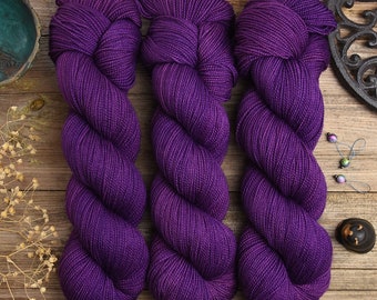 Hand dyed fingering weight yarn, sw merino wool, nylon, semi-solid color, 365m/100g, Springy Merino Nylon "Prinz"