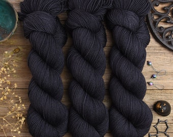 Dyed to order * Hand dyed fingering weight yarn, superwash merino wool, 365m/100g, Springy Merino "Raven Queen"