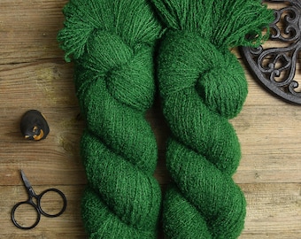 Dyed to order * Hand dyed fingering weight yarn, superwash merino wool, semi-solid color yarn, 450m/100g, Boucle "Emerald"