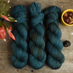 Dyed to order * Hand dyed fingering weight yarn, superwash merino wool, speckled yarn, 365m/100g, Springy Merino "Rust Spots [dark]"